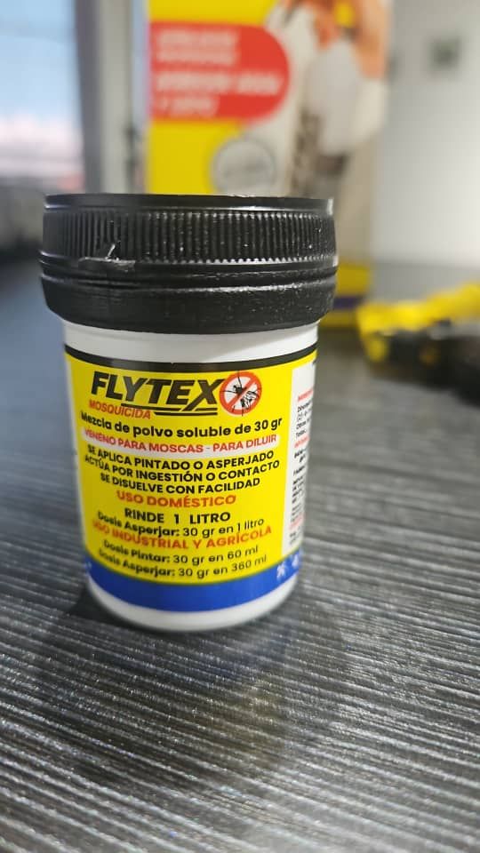 Envase Flytex mosquicida de 30 g con etiqueta amarilla y tapa negra visible.
